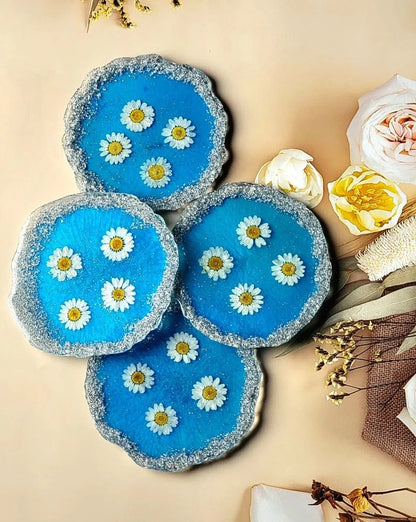 Fleur de marguerite blanche sur fond bleu Dessous de verre - Ensemble de 4, Cadeau de pendaison de crémaillère, Cadeau pour hôte, Essentiels de décoration intérieure élégants