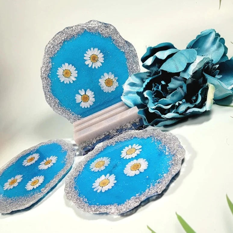 Fleur de marguerite blanche sur fond bleu Dessous de verre - Ensemble de 4, Cadeau de pendaison de crémaillère, Cadeau pour hôte, Essentiels de décoration intérieure élégants