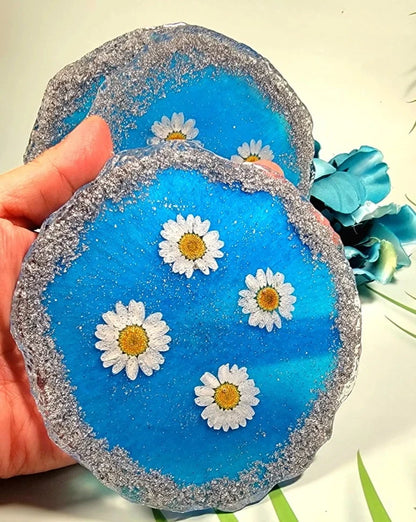 Fleur de marguerite blanche sur fond bleu Dessous de verre - Ensemble de 4, Cadeau de pendaison de crémaillère, Cadeau pour hôte, Essentiels de décoration intérieure élégants