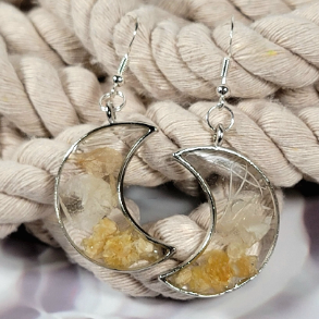 Pendientes de capullos de clavel blanco seleccionados a mano, colgante en forma de luna con atractivo atemporal, joyería de encanto etéreo, simbolismo de belleza pura y delicada