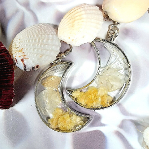 Pendientes de capullos de clavel blanco seleccionados a mano, colgante en forma de luna con atractivo atemporal, joyería de encanto etéreo, simbolismo de belleza pura y delicada