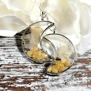 Boucles d’oreilles en forme de bourgeon d’œillet blanc triées sur le volet, pendentif en forme de lune avec un attrait intemporel, bijoux de charme éthéré, symbolisme délicat de la beauté pure