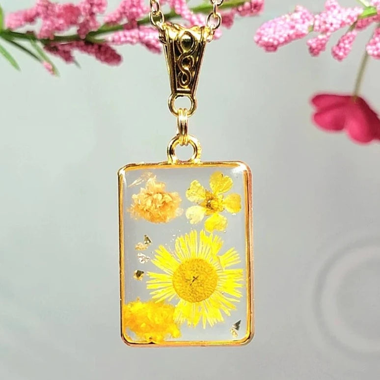 Collar de flores de color amarillo brillante, accesorio botánico dorado, floral preservado naturalmente, pieza de moda inspirada en la naturaleza, botánico delicado