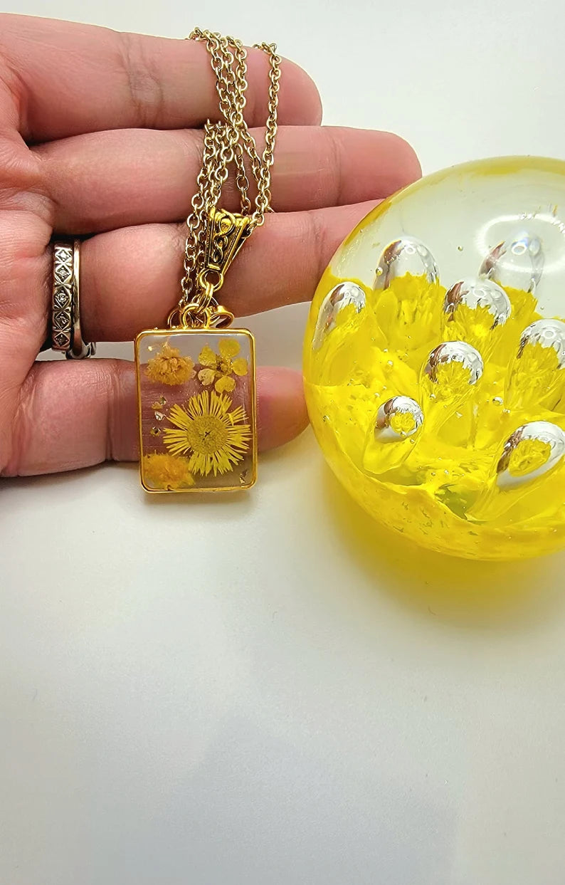 Collier de fleurs jaune vif, accessoire botanique doré, floral naturellement préservé, pièce de mode inspirée de la nature, botanique délicate