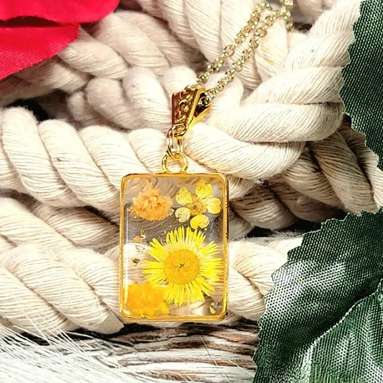 Collier de fleurs jaune vif, accessoire botanique doré, floral naturellement préservé, pièce de mode inspirée de la nature, botanique délicate