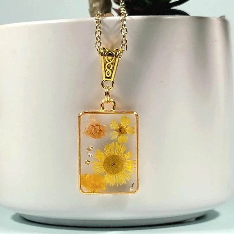 Collier de fleurs jaune vif, accessoire botanique doré, floral naturellement préservé, pièce de mode inspirée de la nature, botanique délicate