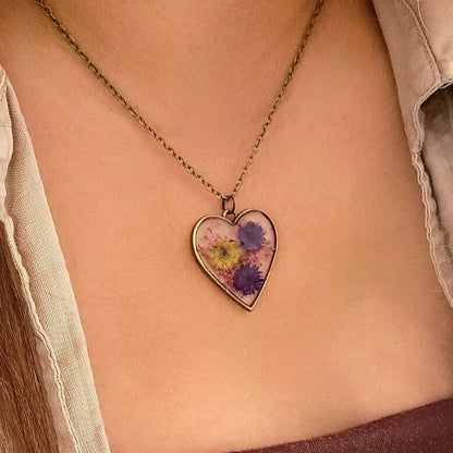 Collier de fleurs jaunes et violettes, bijoux d’art floral préservés, accessoire botanique fabriqué à la main, cadeau pour les amoureux de la nature, accessoire botanique