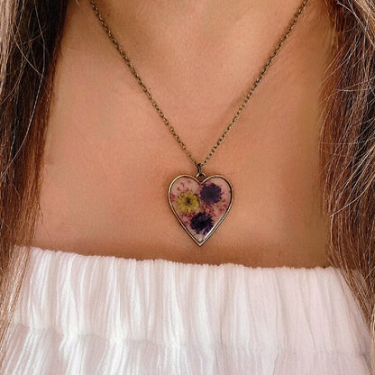 Collier de fleurs jaunes et violettes, bijoux d’art floral préservés, accessoire botanique fabriqué à la main, cadeau pour les amoureux de la nature, accessoire botanique