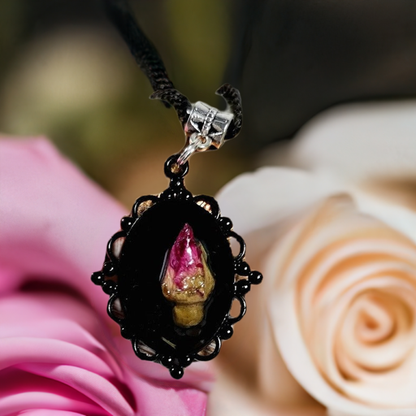 Collier camée sur le thème vintage 3D, véritable bouton de rose encapsulé dans de la résine, élégance intemporelle fabriquée à la main, art romantique figé dans le temps