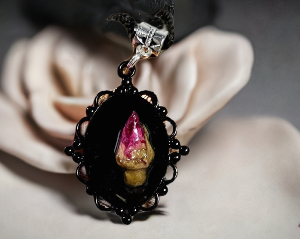 Collier camée sur le thème vintage 3D, véritable bouton de rose encapsulé dans de la résine, élégance intemporelle fabriquée à la main, art romantique figé dans le temps