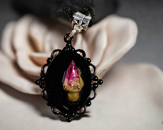 Collier camée sur le thème vintage 3D, véritable bouton de rose encapsulé dans de la résine, élégance intemporelle fabriquée à la main, art romantique figé dans le temps