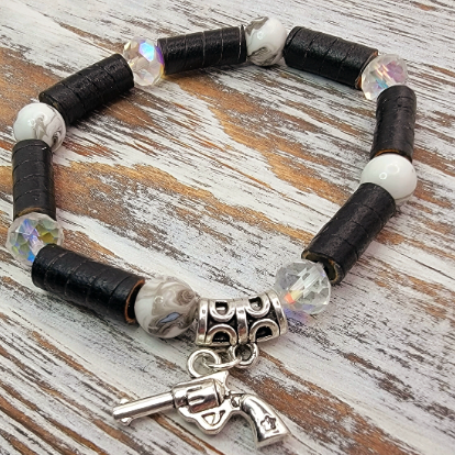 Pulsera con cuentas de cuero genuino, accesorio boho atrevido, diseño artesanal único, joyería de inspiración rebelde, pulsera moderna terrosa, estadistas audaces