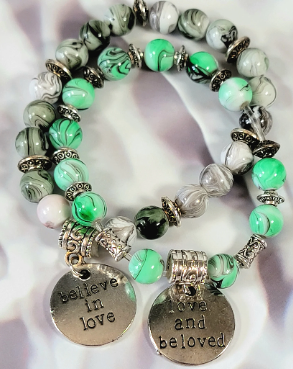 Pulseras con mensajes de amor, joyas con dijes de palabras inspiradoras, afirmaciones positivas, accesorio elegante para el uso diario, cuentas verdes y grises