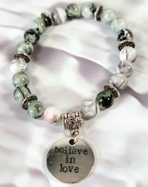 Pulseras con mensajes de amor, joyas con dijes de palabras inspiradoras, afirmaciones positivas, accesorio elegante para el uso diario, cuentas verdes y grises