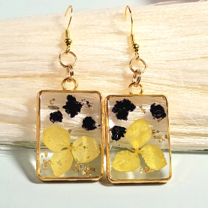 Boucle d’oreille pétales jaunes et bourgeons violets, pendentif floral naturellement pressé, vraie fleur séchée, beauté naturelle, bijoux printaniers, bijoutier lumineux