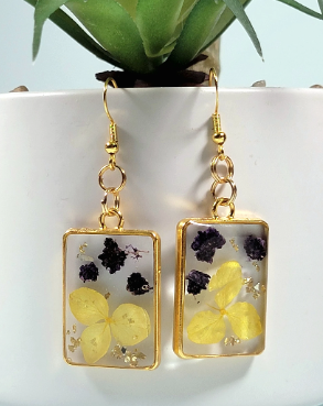 Boucle d’oreille pétales jaunes et bourgeons violets, pendentif floral naturellement pressé, vraie fleur séchée, beauté naturelle, bijoux printaniers, bijoutier lumineux