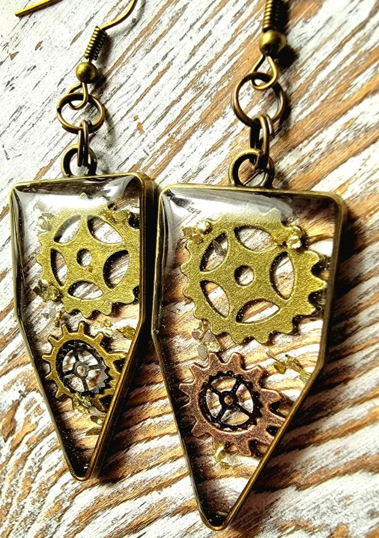 Boucles d’oreilles Steampunk inspirées de l’ère victorienne, Dangle élégant, pièce de mode intemporelle, bijoux enveloppés de résine Cogs &amp; Wheels, design en verre unique