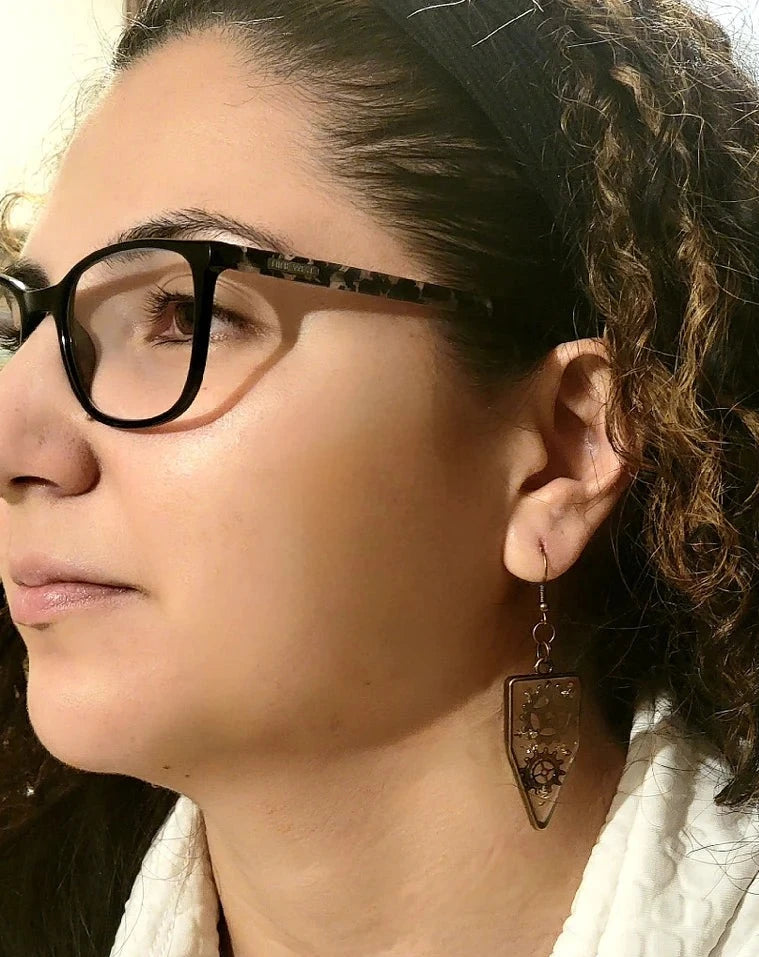 Pendientes Steampunk inspirados en la era victoriana, colgante elegante, pieza de moda atemporal, joyas revestidas de resina de engranajes y ruedas, diseño de vidrio único