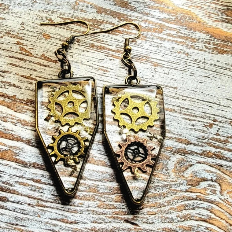 Pendientes Steampunk inspirados en la era victoriana, colgante elegante, pieza de moda atemporal, joyas revestidas de resina de engranajes y ruedas, diseño de vidrio único