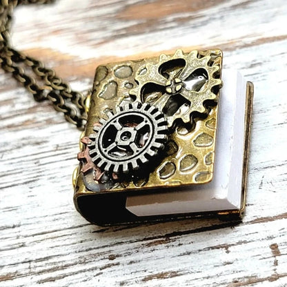 Collier Steampunk de médaillon de livre d’or antique, bijoux d’inspiration vintage, cadeau pour amateur de livres, accessoire de cosplay, chic industriel unisexe