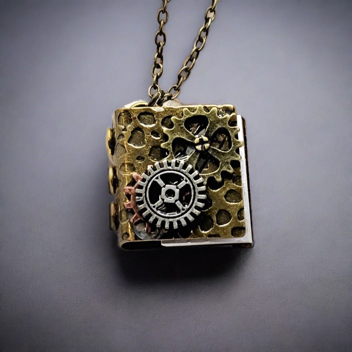 Collier Steampunk de médaillon de livre d’or antique, bijoux d’inspiration vintage, cadeau pour amateur de livres, accessoire de cosplay, chic industriel unisexe