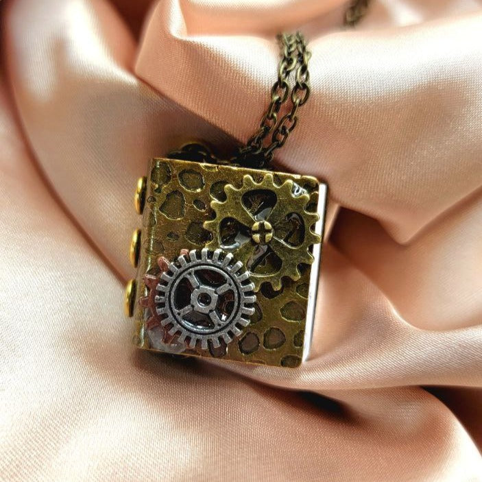 Collar Steampunk con medallón de libro de oro antiguo, joyería de inspiración vintage, regalo para amantes de los libros, accesorio de cosplay, unisex industrial chic