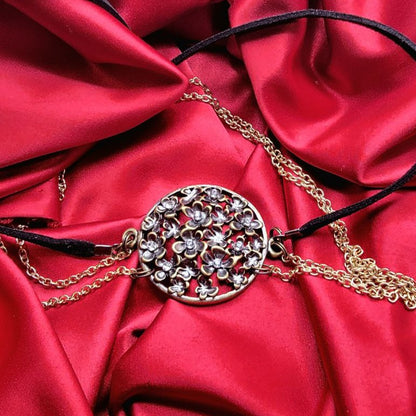 Ras de cou floral en or et bronze, collier sophistiqué à double chaîne, design élégant de tous les jours avec glamour, faux cuir chic, décontracté polyvalent