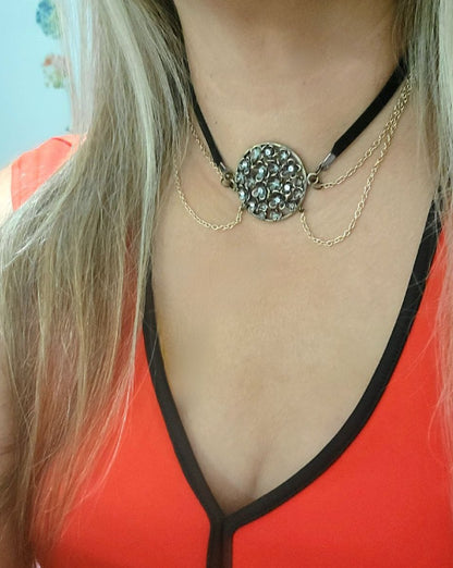 Ras de cou floral en or et bronze, collier sophistiqué à double chaîne, design élégant de tous les jours avec glamour, faux cuir chic, décontracté polyvalent