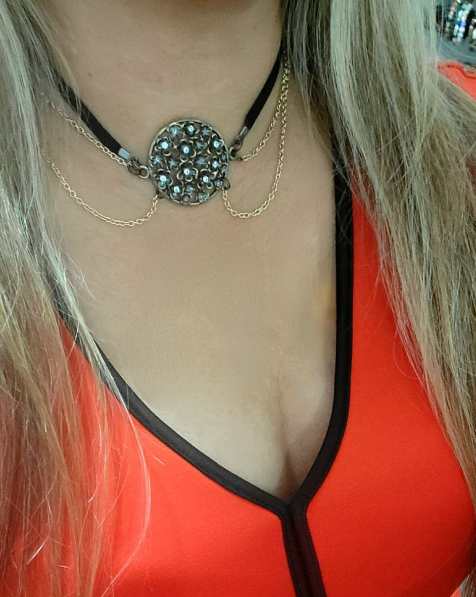 Ras de cou floral en or et bronze, collier sophistiqué à double chaîne, design élégant de tous les jours avec glamour, faux cuir chic, décontracté polyvalent