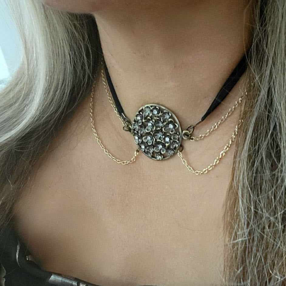 Ras de cou floral en or et bronze, collier sophistiqué à double chaîne, design élégant de tous les jours avec glamour, faux cuir chic, décontracté polyvalent