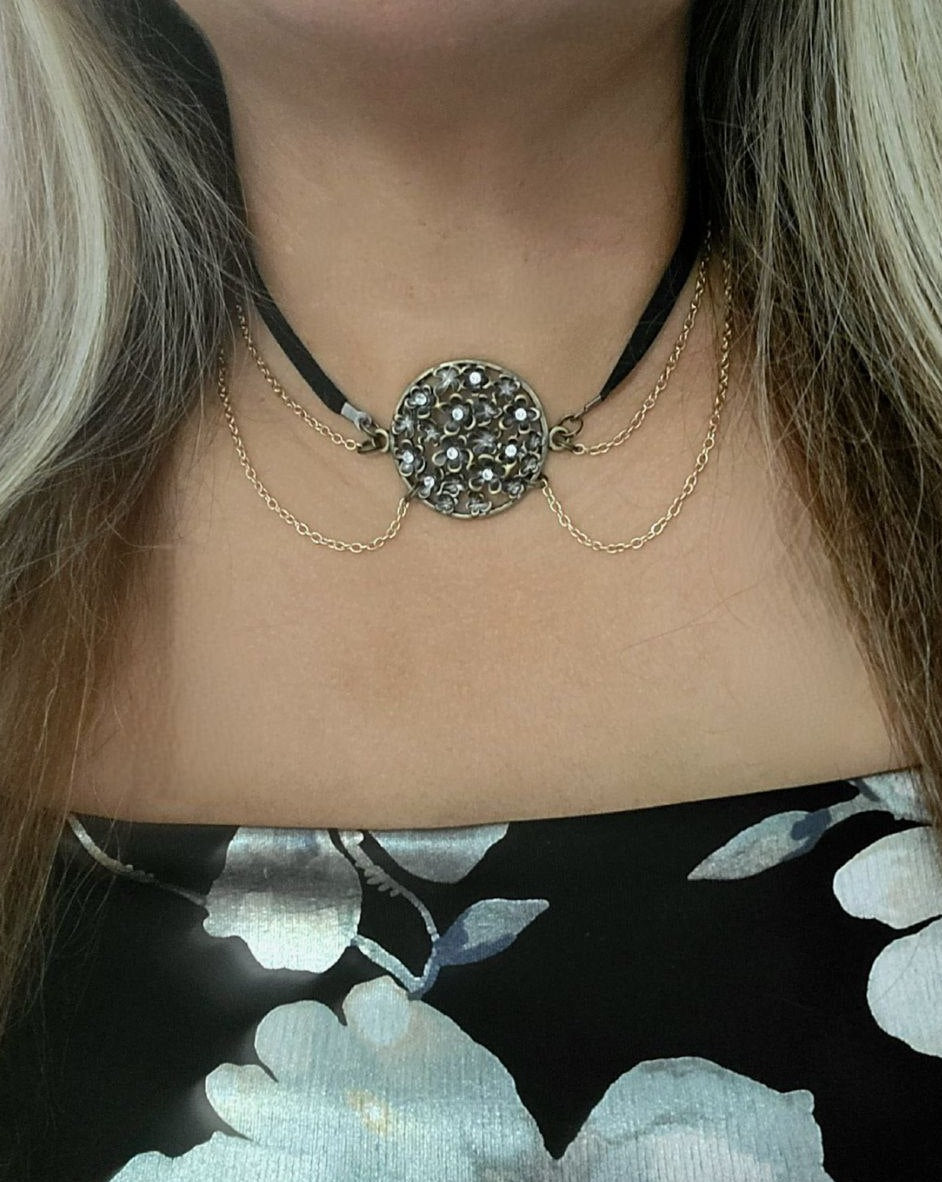 Ras de cou floral en or et bronze, collier sophistiqué à double chaîne, design élégant de tous les jours avec glamour, faux cuir chic, décontracté polyvalent