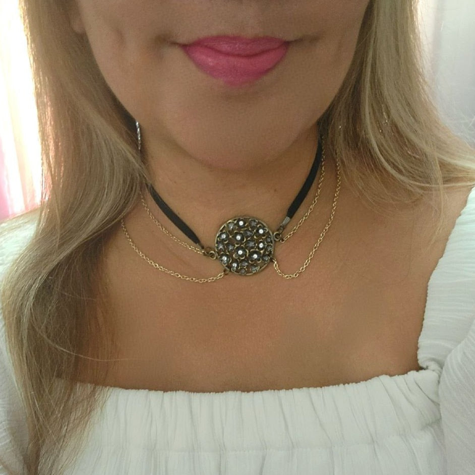 Ras de cou floral en or et bronze, collier sophistiqué à double chaîne, design élégant de tous les jours avec glamour, faux cuir chic, décontracté polyvalent