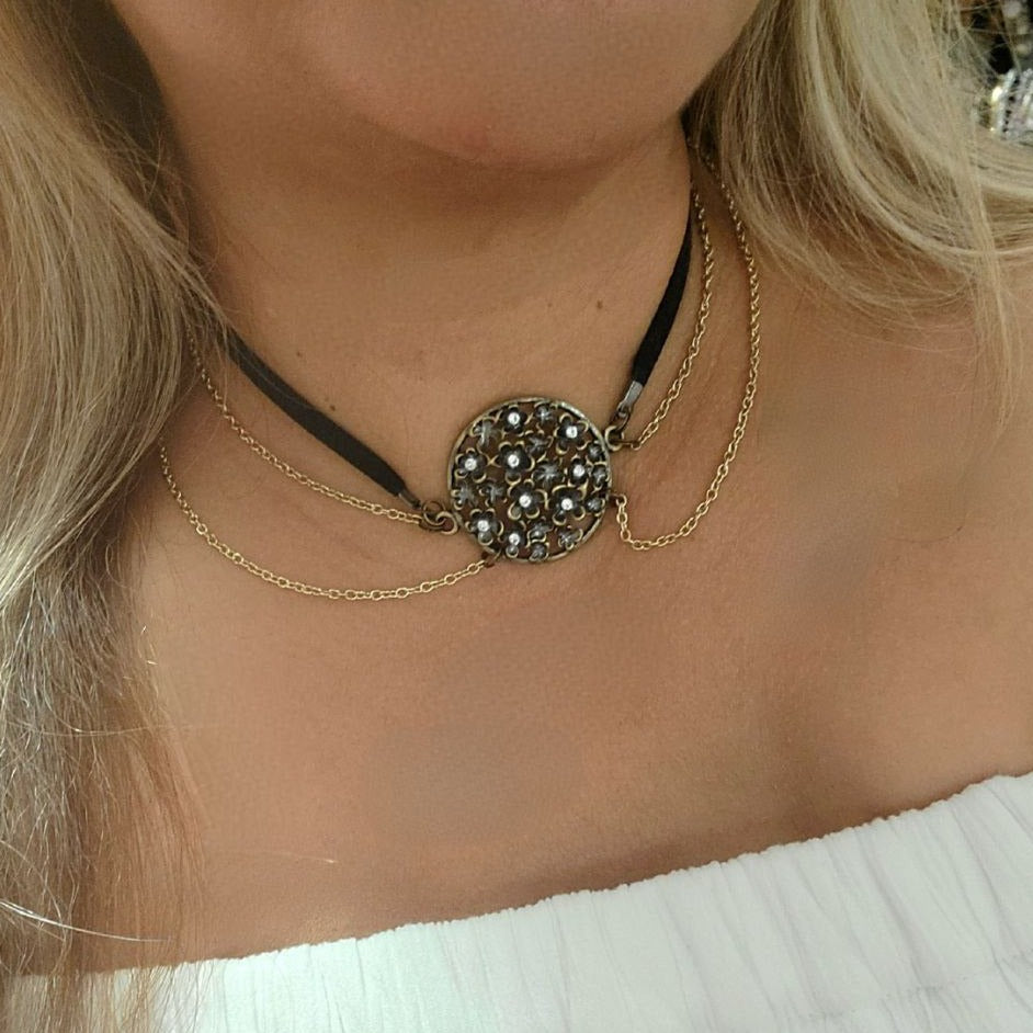 Ras de cou floral en or et bronze, collier sophistiqué à double chaîne, design élégant de tous les jours avec glamour, faux cuir chic, décontracté polyvalent