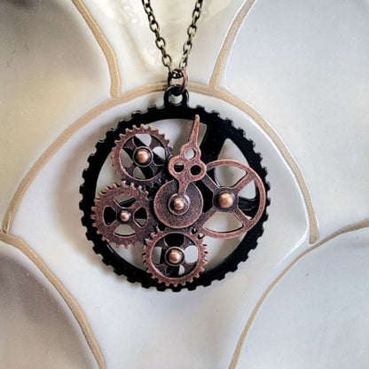 Pièce de mode d’élégance industrielle, pendentif victorien d’inspiration vintage, collier d’engrenage complexe Steampunk, fusion unique de l’art et de la technologie