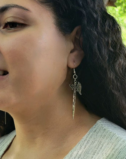 Boucle d’oreille de hache de bataille en argent de style antique, longue goutte, bijoux gothiques, bijoux de hachette médiévale, bijoux punk, accessoire inspiré de la fantaisie