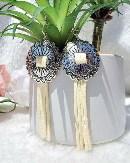 Pendentif Concho en argent antique, boucle d’oreille à pompon de couleur ivoire, longue goutte blanche, bijoux ethniques, bijoux de style vintage, style Boho