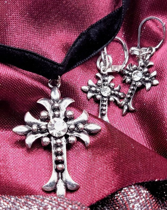 Ensemble de boucles d'oreilles gothiques élégantes et collier ras du cou en velours noir, bijoux spirituels chics, incontournables de la mode gothique, crucifix en argent avec strass