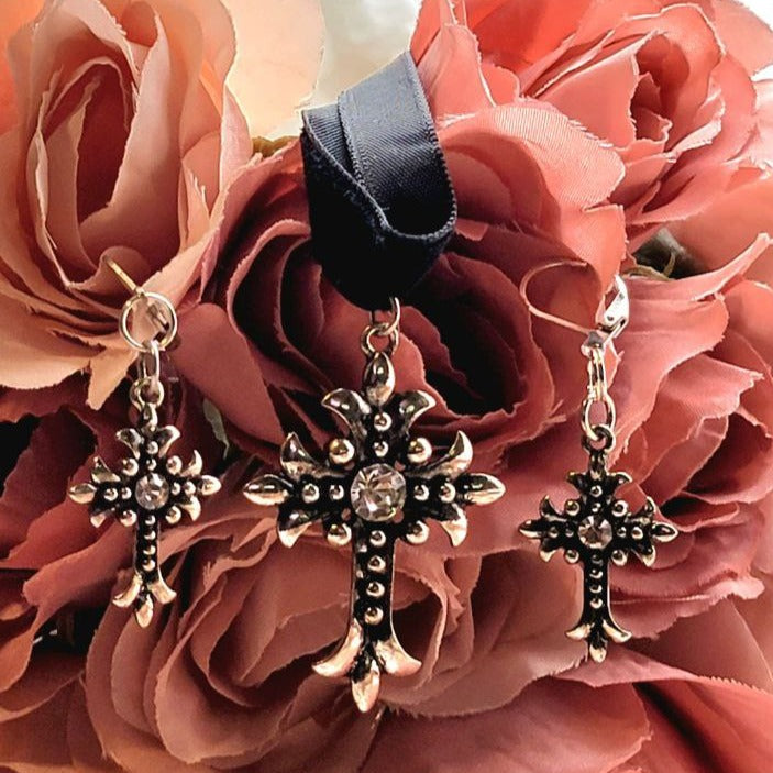 Ensemble de boucles d'oreilles gothiques élégantes et collier ras du cou en velours noir, bijoux spirituels chics, incontournables de la mode gothique, crucifix en argent avec strass