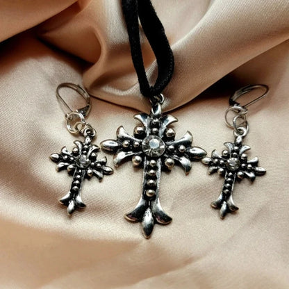 Ensemble de boucles d'oreilles gothiques élégantes et collier ras du cou en velours noir, bijoux spirituels chics, incontournables de la mode gothique, crucifix en argent avec strass