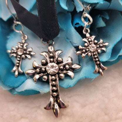 Ensemble de boucles d'oreilles gothiques élégantes et collier ras du cou en velours noir, bijoux spirituels chics, incontournables de la mode gothique, crucifix en argent avec strass