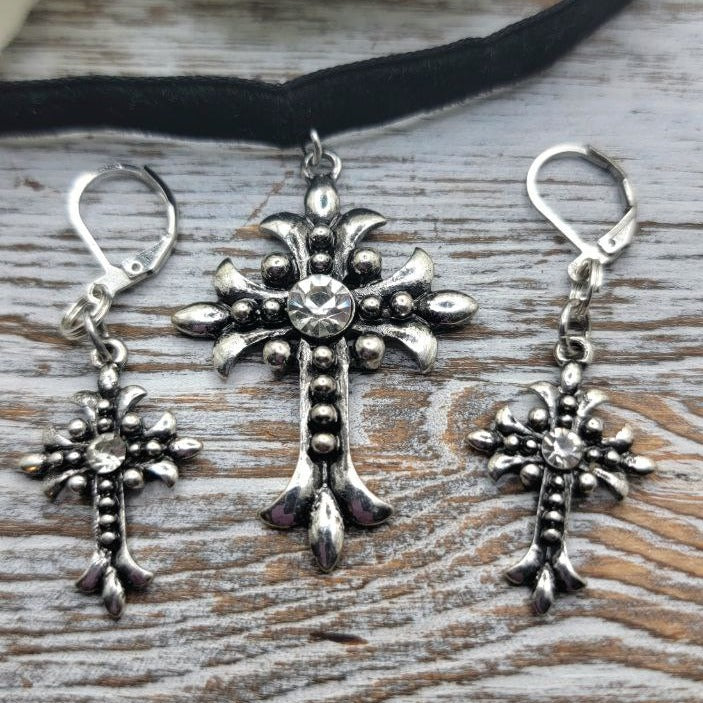 Ensemble de boucles d'oreilles gothiques élégantes et collier ras du cou en velours noir, bijoux spirituels chics, incontournables de la mode gothique, crucifix en argent avec strass