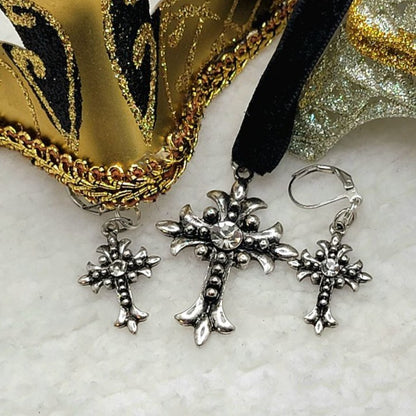 Ensemble de boucles d'oreilles gothiques élégantes et collier ras du cou en velours noir, bijoux spirituels chics, incontournables de la mode gothique, crucifix en argent avec strass