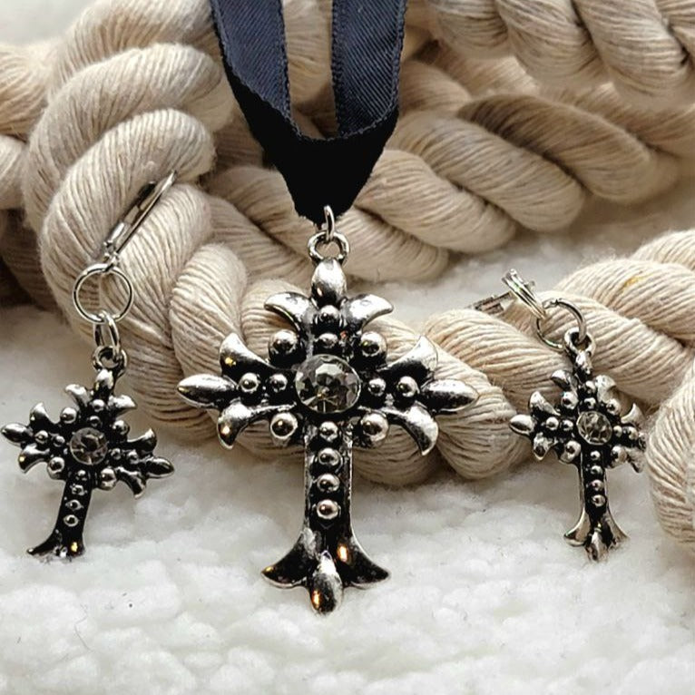 Ensemble de boucles d'oreilles gothiques élégantes et collier ras du cou en velours noir, bijoux spirituels chics, incontournables de la mode gothique, crucifix en argent avec strass