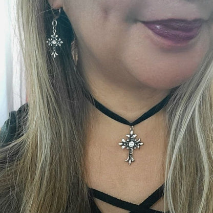 Ensemble de boucles d'oreilles gothiques élégantes et collier ras du cou en velours noir, bijoux spirituels chics, incontournables de la mode gothique, crucifix en argent avec strass