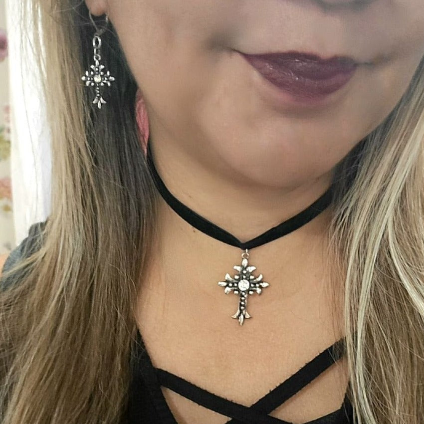 Ensemble de boucles d'oreilles gothiques élégantes et collier ras du cou en velours noir, bijoux spirituels chics, incontournables de la mode gothique, crucifix en argent avec strass