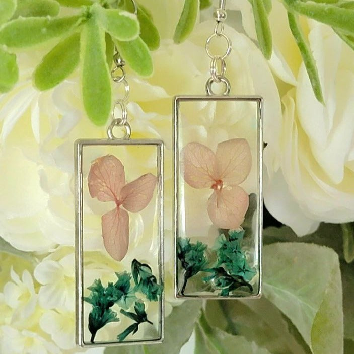 Fleurs de pétales roses pour bébé et boucle d’oreille pendante à feuillage vert, cadeau pour les amateurs de botanique, goutte de fleurs fraîches de printemps, design inspiré de la nature