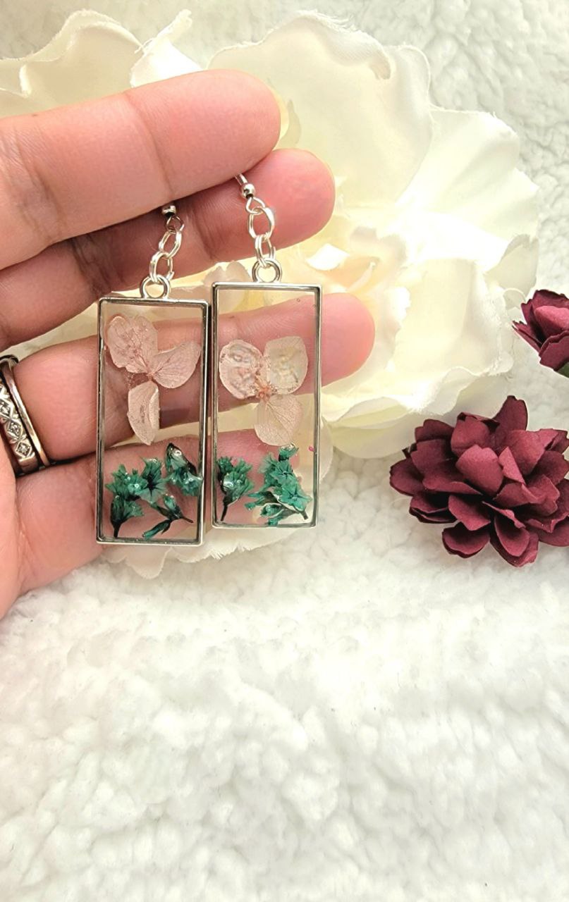 Fleurs de pétales roses pour bébé et boucle d’oreille pendante à feuillage vert, cadeau pour les amateurs de botanique, goutte de fleurs fraîches de printemps, design inspiré de la nature