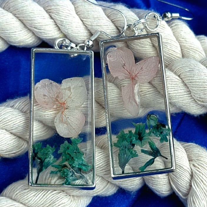 Fleurs de pétales roses pour bébé et boucle d’oreille pendante à feuillage vert, cadeau pour les amateurs de botanique, goutte de fleurs fraîches de printemps, design inspiré de la nature