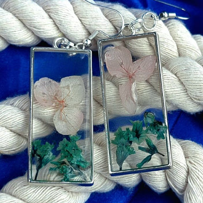 Pendientes colgantes de flores de pétalos de color rosa bebé y follaje verde, regalo para entusiastas de la botánica, gota de flores frescas de primavera, diseño inspirado en la naturaleza