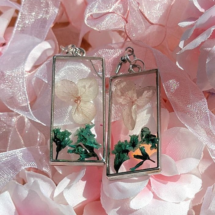 Fleurs de pétales roses pour bébé et boucle d’oreille pendante à feuillage vert, cadeau pour les amateurs de botanique, goutte de fleurs fraîches de printemps, design inspiré de la nature